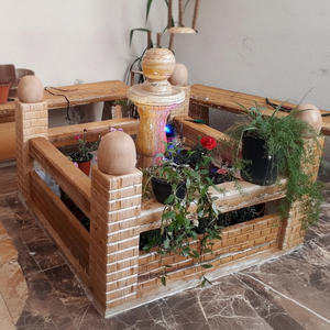 n1031… نافورة حجرية بطابع ريفي دافئ وسور الطوب المتراص لتمنح حديقتك لمسة تراثية ساحرة